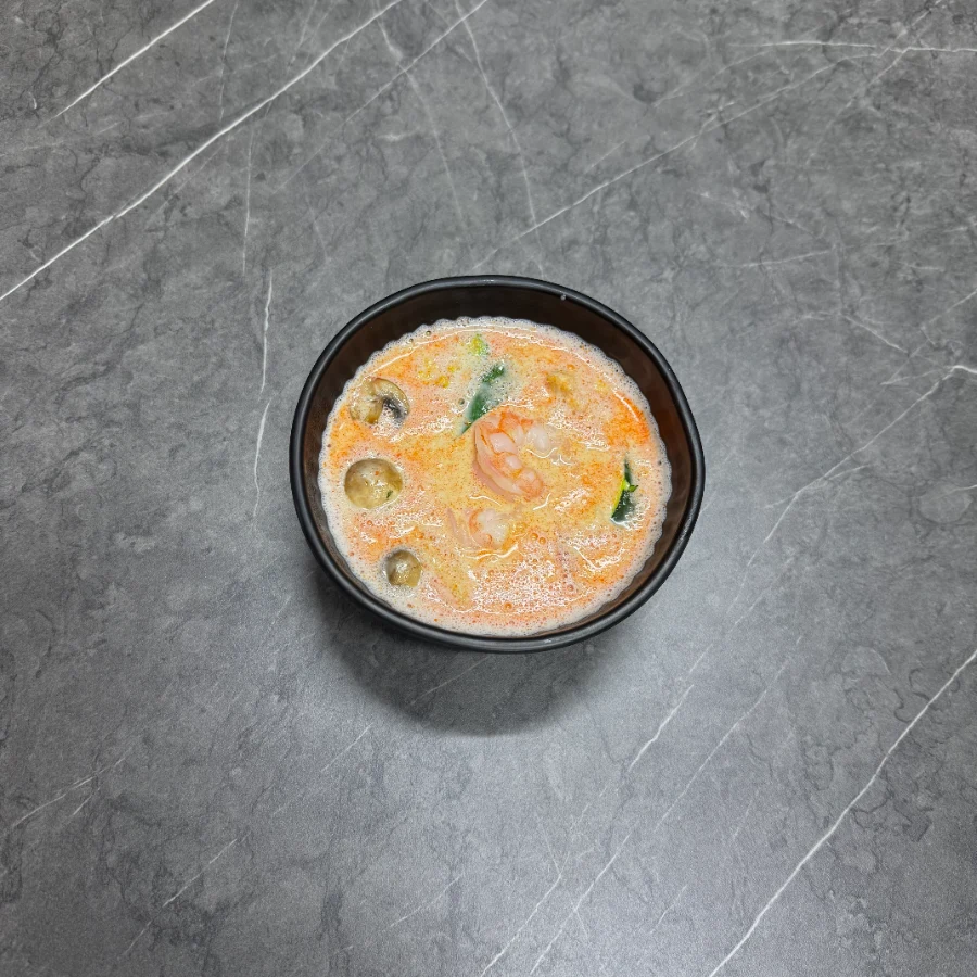 Kokosmilchsuppe mit Garnelen
